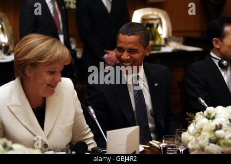 US-Präsident Barack Obama und Bundeskanzlerin Angela Merkel nehmen am G20-Dinner in der Downing Street 10 in London Teil. Stockfoto