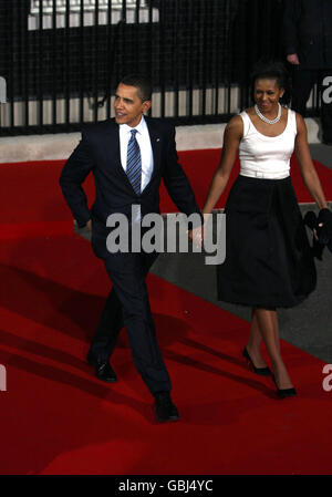 US-Präsident Barack Obama und Frau Michelle verlassen die Downing Street, London, nach einem G20-Abendessen. Stockfoto