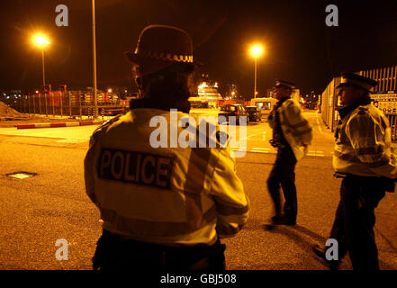 Die Polizei steht Wache am Hafen von Aberdeen, als sie auf ein Boot wartet, das Leichen vom Ort eines Hubschrauberabsturzes in der Nordsee trägt. Stockfoto