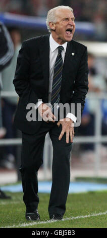 Der Manager der Republik Irland Giovanni Trapattoni unterstützt sein Team beim WM-Qualifikationsspiel im Stadio San Nicola, Bari, Italien. Stockfoto