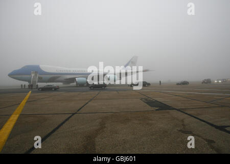 US-Präsident Barack Obama und First Lady Michelle bereiten sich darauf vor, den Flughafen Stansted in dichtem Nebel auf Air Force One zu verlassen. Der britische Nebel zwang den mächtigsten Mann der Welt heute in der Londoner Rush Hour in seine gepanzerte Limousine. Stockfoto