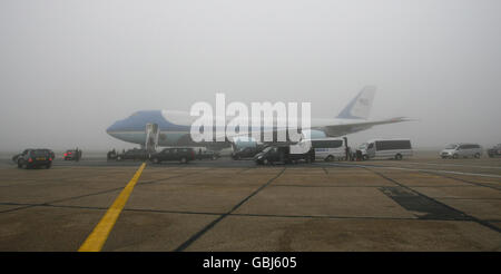 US-Präsident Barack Obama und First Lady Michelle bereiten sich darauf vor, den Flughafen Stansted in dichtem Nebel auf Air Force One zu verlassen. Der britische Nebel zwang den mächtigsten Mann der Welt heute in der Londoner Rush Hour in seine gepanzerte Limousine. Stockfoto