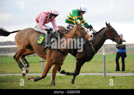 Der siegreiche Jockey Tony McCoy auf I'm the dschider (rechts) und Zweiter Platz Jason Maguire am Mortimers Cross (links) während der Heathcotes Außerhalb Handicap Hürde Stockfoto