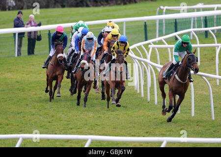 Pferde und Reiter während der 150 Jahre des Rennens bei Bangor Auf Dee Handicap Chase Stockfoto