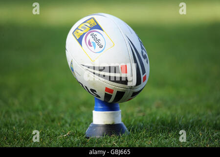 Rugby League - Engage Super League - Warrington Wolves gegen Celtic Crusaders - Halliwell Jones Stadium. Eine allgemeine Ansicht des Matchballs auf einem kickenden T-Shirt Stockfoto