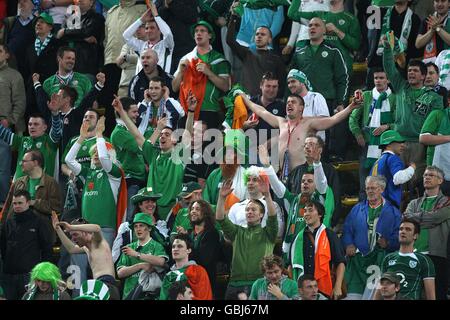 Fußball - FIFA Fußball-Weltmeisterschaft 2010 - Qualifikationsrunde - Gruppe 8 - Italien / Republik Irland - San Nicola. Fans der Republik Irland jubeln auf der Tribüne auf ihrer Seite Stockfoto