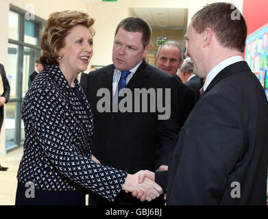 Die irische Präsidentin Mary McAleese trifft Mitarbeiter der St. Brigid's Primary School in Ballymena, am Anfang eines eintägigen Besuches in North Antrim. Stockfoto