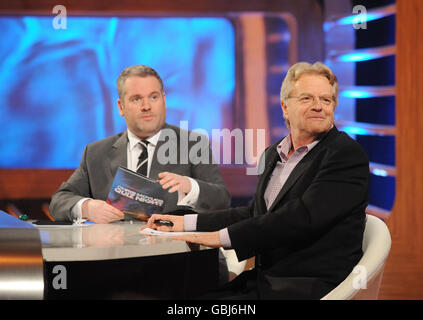 Moderator Chris Moyles (links) mit Jerry Springer während der Aufnahme der Chris Moyles' Quiz Night in den London Studios im Zentrum von London. Die Show wird am Sonntag, den 5. April 2009 um 2200 Uhr auf Kanal 4 übertragen. Stockfoto