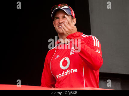 Der englische Kapitän Andrew Strauss blickt vom Spielerbalkon aus auf den Beginn des One Day International im Beausejour Stadium, Gros Islet, St. Lucia, mit Regen. Stockfoto