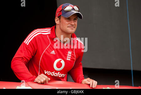 Der englische Kapitän Andrew Strauss blickt vom Spielerbalkon aus auf den Beginn des One Day International im Beausejour Stadium, Gros Islet, St. Lucia, mit Regen. Stockfoto