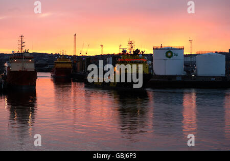 Aberdeen Harbour bei Sonnenuntergang. Aberdeen Harbour bei Sonnenuntergang. Stockfoto