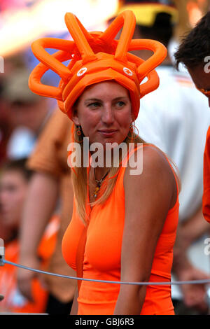 Fußball - UEFA-Europameisterschaft 2004 - Gruppe D - Deutschland gegen Holland. Holland-Fans genießen die Atmosphäre vor dem Spiel Stockfoto