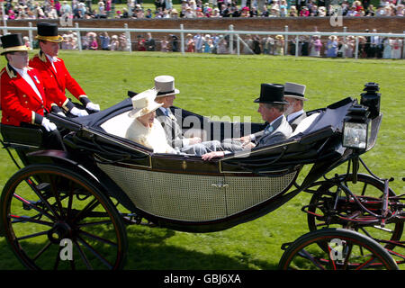 Königin Elizabeth II. Kommt in Ascot in einer Pferdekutsche zusammen mit Prinz Philip, Herzog von Edinburgh, Prinz Charles, Prinz von Wales und Prinz Michael von Kent an Stockfoto