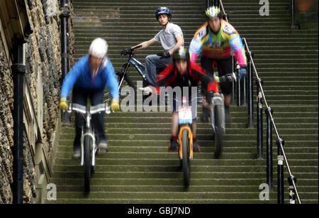 Die Teilnehmer fahren mit dem Fahrrad durch Warriston Close Steps in Edinburgh, um das Edinburgh Rat Race zu fördern. Stockfoto