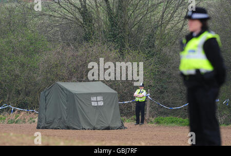 Polizei am Tatort in Edlington, in der Nähe von Doncaster, wo am Samstag zwei Jungen angegriffen wurden. Stockfoto