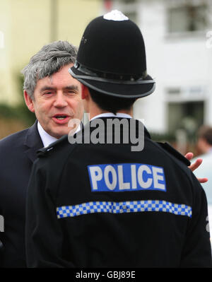 Premierminister Gordon Brown spricht mit einem Polizeibeamten im Harraby Community Center in Carlisle während eines Besuchs im Nordwesten. Stockfoto