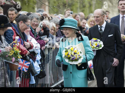 Die britische Königin Elizabeth II. Und der Herzog von Edinburgh treffen die Menschenmassen nach dem Maundy Service in der St Edmundsbury Cathedral in Bury St Edmunds, Suffolk. Stockfoto