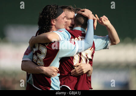 Steven Caldwell (Mitte) von Burnley feiert mit seinen Teamkollegen Chris Eagles (links) und Martin Pherson, nachdem er das erste Tor des Spiels erzielt hat. Stockfoto