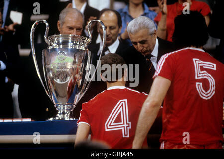 Nottingham Forest Kapitän John McGovern (4) schüttelt mit UEFA-Präsident Artemio Franchi die Hände, bevor er mit dem Europacup vorgestellt wird. Ebenfalls abgebildet ist Larry Lloyd (r) Stockfoto