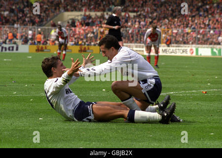 Gary Lineker (l) von Tottenham Hotspur feiert danach mit Vinny Samways Das dritte Tor der Spurs Stockfoto