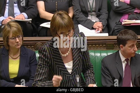 Die stellvertretende Vorsitzende der Labour Party Harriet Harman spricht während der Fragen des Premierministers im Unterhaus in London. Stockfoto