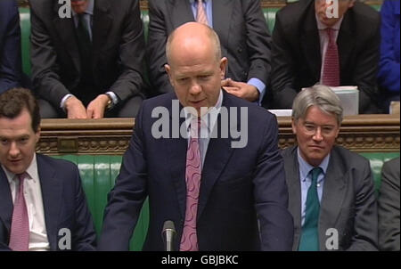 Schattenaußenminister William Hague spricht während der Fragen des Premierministers im Unterhaus in London. Stockfoto