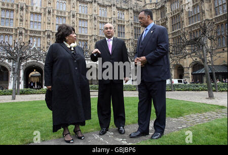 Der amerikanische Bürgerrechtler Reverend Jesse Jackson trifft sich mit seiner Frau Jacqueline Jackson und dem Vorsitzenden des Auswahlausschusses für Inneres, Keith Vaz, im Unterhaus im Zentrum von London. Stockfoto