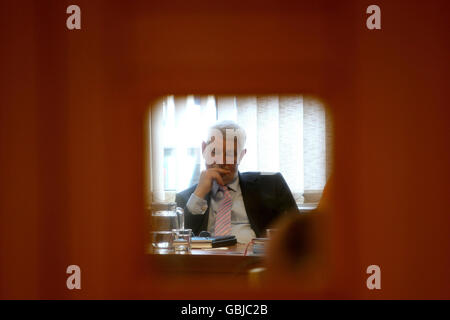 David Begg, der Generalsekretär des irischen Gewerkschaftskongresses, zeigte sich bei einem Treffen in den Impact Offices in Dublin durch die Tür. Stockfoto