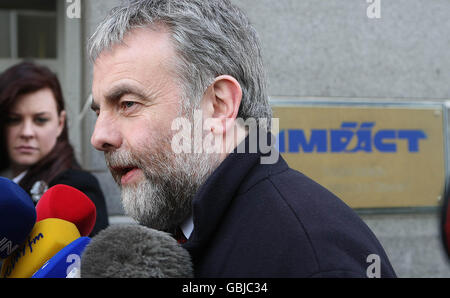 Jack O'Connor von der Dienstleistungsgewerkschaft, der Industrie-, Berufs- und der Technischen Union tritt in die Impact Offices in Dublin ein. Stockfoto