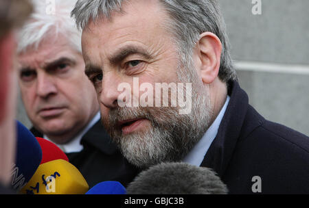 Jack O'Connor von der Dienstleistungsgewerkschaft, der Industrie-, Berufs- und der Technischen Union tritt in die Impact Offices in Dublin ein. Stockfoto