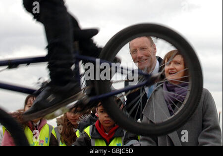 Olympiaministerin Tessa Jowell und der Vorsitzende der Olympic Delivery Authority, John Armitt, sehen zu, wie BMX-Fahrer Kyle Lake, 19, aus Portsmouth, eine Kunstflugvorstellung auf dem Gelände des London 2012 Olympic Velodrome gibt. Die Bauarbeiten am Olympischen Velodrom in London 2012, an dem Sir Chris Hoy mitgewirkt hat, haben begonnen, teilte die Olympic Delivery Authority (ODA) heute mit. Stockfoto