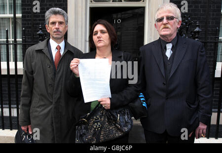 (Von links nach rechts) Reg Keys, Rose Gentle und Peter Brierley reichen einen Brief an die Downing Street 10 für Premierminister Gordon Brown ein, in dem sie um eine öffentliche Untersuchung des Irakkrieges baten. Militärfamilien, deren Angehörige im Irak gestorben sind, überreichten heute einen weiteren Brief an die Downing Street, in dem sie den Premierminister dringend aufforderten, im Vorfeld einer Debatte im Parlament über den Konflikt Forderungen nach einer Untersuchung des Krieges zu unterstützen. Stockfoto