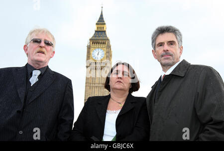 (Von links nach rechts) Peter Brierley, Rose Gentle und Reg Keys unter den Houses of Parliament, nachdem er einen Brief an die Downing Street 10 für Premierminister Gordon Brown überreicht hatte, in dem er um eine öffentliche Untersuchung des Irakkrieges bat. Militärfamilien, deren Angehörige im Irak gestorben sind, überreichten heute einen weiteren Brief an die Downing Street, in dem sie den Premierminister dringend aufforderten, im Vorfeld einer Debatte im Parlament über den Konflikt Forderungen nach einer Untersuchung des Krieges zu unterstützen. Stockfoto