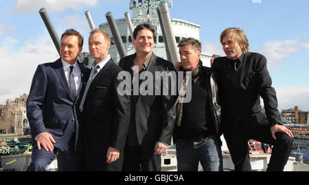 Die 80er Jahre Popgruppe Spandau Ballet kündigt ihr Comeback bei einer Fotoschau auf der HMS Belfast in London an. Stockfoto