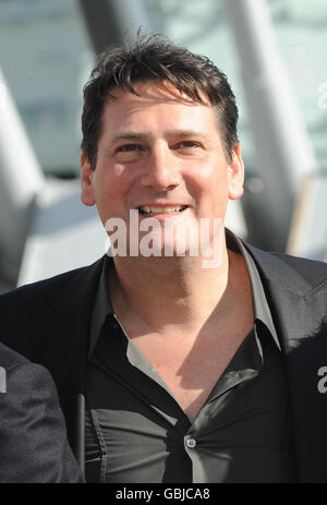 Tony Hadley von der 80-er Popgruppe Spandau Ballet kündigt ihr Comeback bei einer Fotoschau auf der HMS Belfast in London an. Stockfoto