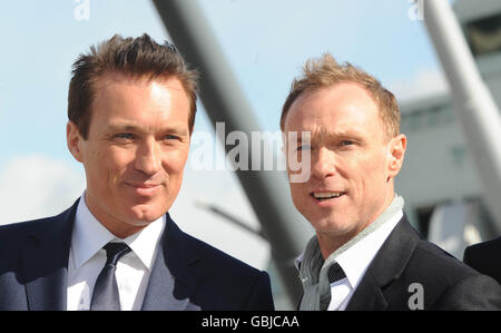 Martin und Gary Kemp (rechts) von der 80-er Popgruppe Spandau Ballet geben ihr Comeback bei einer Fotoausstellung auf der HMS Belfast in London bekannt. Stockfoto