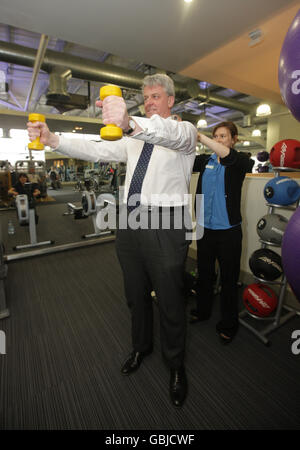 Andrew Lansley, der Schattenstaatssekretär für Gesundheit, im Fitnessstudio des neuen Fitness- und Wellnesszentrums von Nuffield Health in Mapperley, Nottingham, nachdem das Zentrum heute offiziell eröffnet wurde. Stockfoto