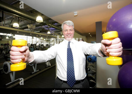 Andrew Lansley, der Schattenstaatssekretär für Gesundheit, im Fitnessstudio des neuen Gym & Wellbeing Centers von Nuffield Health in Mapperley, Nottingham, nachdem das Zentrum heute offiziell eröffnet wurde. Stockfoto