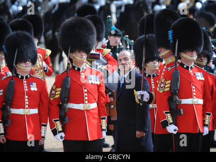 Der Präsident von Mexiko Felipe Calderon inspiziert Wachen auf der Horse Guards Parade in London heute am ersten Tag seines Staatsbesuchs in Großbritannien. Stockfoto