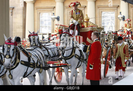 Am ersten Tag des Staatsbesuches des Präsidenten im Vereinigten Königreich kommen Waggons mit der britischen Königin Elizabeth II., der mexikanische Präsident, Filipanie Calderon, seine Frau Margarita Zavala und der Herzog von Edinburgh am Buckingham Palace in London an. Stockfoto