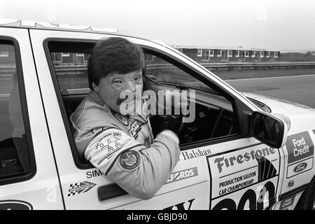 Simon Weston, der Kriegsüberlebende von Falkland, beim Ansturm eines Ford Sierra Sapphire Cosworth-Rennwagens für ein Training vor dem Rennen der Saloon Car Championship. Stockfoto