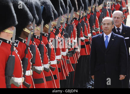 Mexikos Präsident, Filam Calderon, gefolgt vom Herzog von Edinburgh, inspizieren die Garde während der feierlichen Begrüßung bei den Horseguards in London. Stockfoto