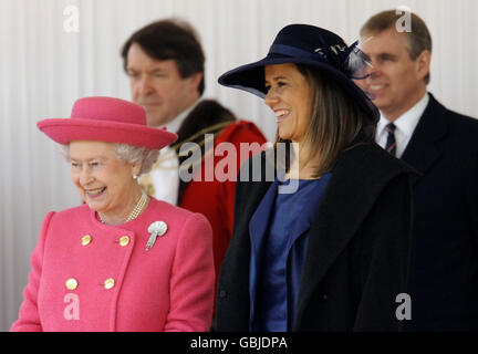 Mexikos erste Dame, Margarita Zavala (R), steht mit der britischen Königin Elizabeth während der feierlichen Begrüßung des mexikanischen Präsidenten, Herrn Filam Pferderucken im Zentrum von London. Stockfoto