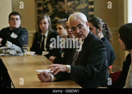 Der britische Schatzkanzler Alistair Darling beantwortet eine Frage während eines G20-Rundtischs in seinem Büro im Zentrum von London. Stockfoto