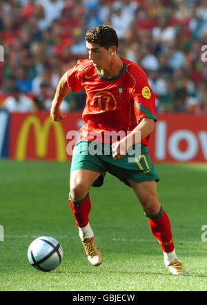 Fußball - UEFA-Europameisterschaft 2004 - Gruppe A - Portugal - Griechenland. Der portugiesische Cristiano Ronaldo in Aktion Stockfoto