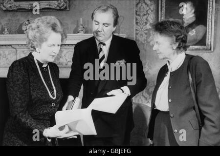 Die Urkunden von Cape Cornwall erhält die Premierministerin Margaret Thatcher heute im Namen des National Trust von Dr. Tony O'Reilly, Präsident der Heinz Food Company, in der Downing Street 10. Dame Jennifer Jenkins, Vorsitzende des National Trust und Ehefrau des Parlamentsabgeordneten Roy Jenkins. Stockfoto