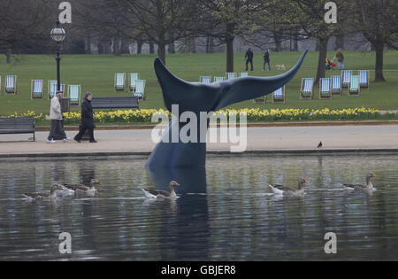 Ein 10 m hohes, 20 m breites lebensgroßes Modell eines Blauwal-Schwanzes, das vom National Geographic Channel im Serpentine im Londoner Hyde Park in Auftrag gegeben wurde, um die Premiere von Blue Whale Odyssey und die Einführung seines neuen Kanals, Nat Geo Wild HD, zu feiern. Stockfoto