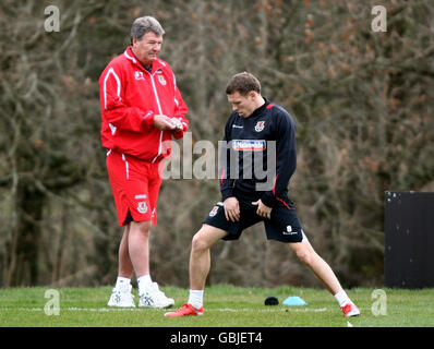 Wales Coach John Toshack und Craig Bellamy (rechts) während der Trainingseinheit im Vale Hotel, Cardiff. Stockfoto