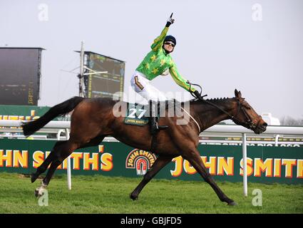 Pferderennen - The 2009 John Smith's Grand National Meeting - Tag zwei - Aintree Racecourse. Jockey Paddy Brennan feiert, nachdem er die John Smith's Topham Chase auf Irish Raptor gewonnen hat Stockfoto