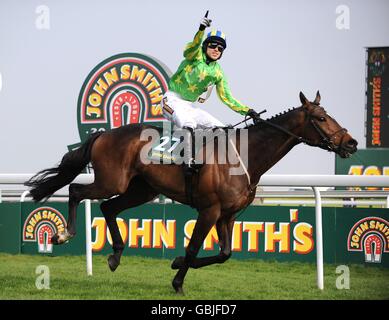 Pferderennen - The 2009 John Smith's Grand National Meeting - Tag zwei - Aintree Racecourse. Jockey Paddy Brennan feiert, nachdem er die John Smith's Topham Chase auf Irish Raptor gewonnen hat Stockfoto